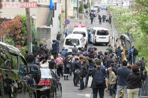 現場アパート前の警察車両は増え、捜査員は慌ただしく動き回った