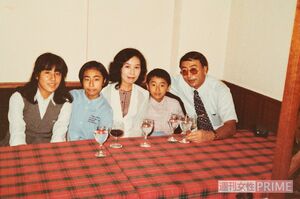 両親、妹、弟と。中学1年生の八田先生(左)