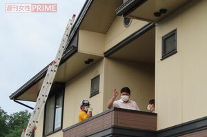 ヘビを見つけ報道陣にオッケーマークを作る体感型動物園iZooの白輪剛史園長（5月22日）