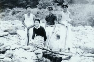 3度目の高校生活となった、愛媛県立・西条高校時代。英語部の友人たちとキャンプに行った。左端が丹さん