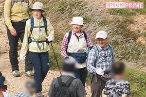 登山中には、居合わせた人たちにも声をかけられた愛子さま（'16年8月）