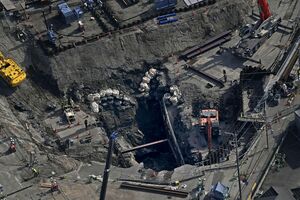 埼玉・八潮市で起きた陥没事故の巨大な穴(共同通信社)