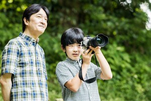 悠仁さま、14歳のお誕生日に際しての近影。秋篠宮さまと（2020年8月10日・宮内庁撮影）