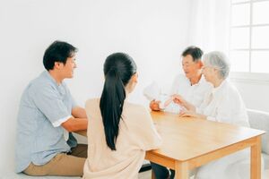 50代からの資産形成についても動画で指南。子世代の協力を得るべし（写真はイメージ）