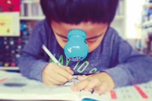 年中さんのとき、おもちゃのタコでおでこを吸引しながら集中するコタくん　撮影／カワムラヒサコ