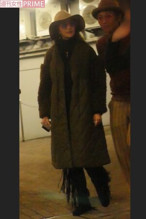 青いレンズが入ったサングラスにダークピンクのリップが映える観月ありさ 隣には夫の青山光司の姿も（'18年）