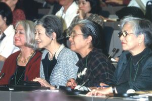 絵本作家の末盛千枝子さんとは公私共に50年来のお付き合いだという（末盛さんは右端）