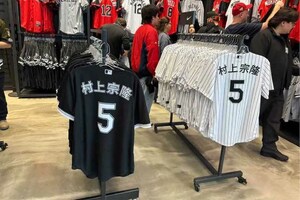 「ダサすぎる」と話題になった村上宗隆のユニフォーム(Xより)