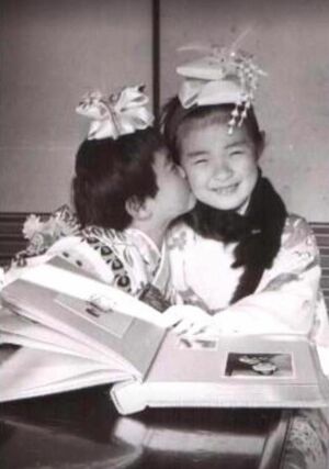 ほっぺにチューでもわかるよう、入江さんと泰子さんは、幼いころからそれは仲のいい姉妹だった。写真は入江さん7歳（写真右）、泰子さん5歳の七五三のとき