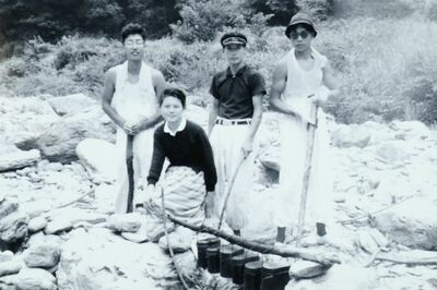 3度目の高校生活となった、愛媛県立・西条高校時代。英語部の友人たちとキャンプに行った。左端が丹さん