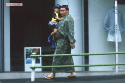 5歳の優一にメロメロだった貴乃花。抱っこ姿も様になって（2000年6月）