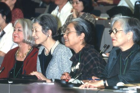 絵本作家の末盛千枝子さんとは公私共に50年来のお付き合いだという（末盛さんは右端）