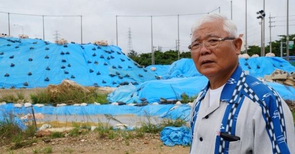  汚染土を積み上げた沖縄市サッカー場のグラウンド跡地と池原市議