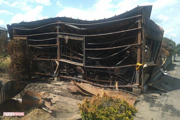 事件現場。不審火によって全焼した