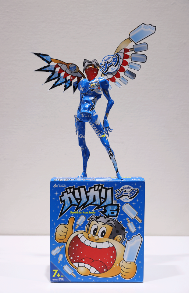 スタイリッシュなガリガリ君・「ギャップを楽しんでほしくて、スタイリッシュな大人にしてみました。クールな雰囲気を出すために口元にはマスク。凹凸を作って細マッチョのカッコよさを表現しました」（撮影／吉岡竜紀）