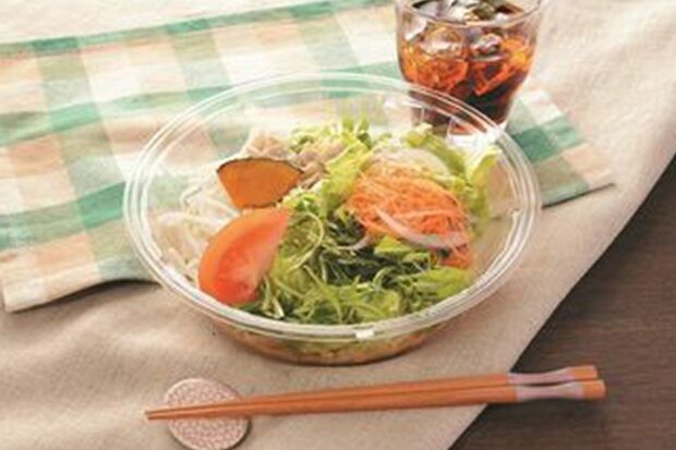 「1食分の野菜が摂れるごまだれのサラダうどん」（写真：ローソン）