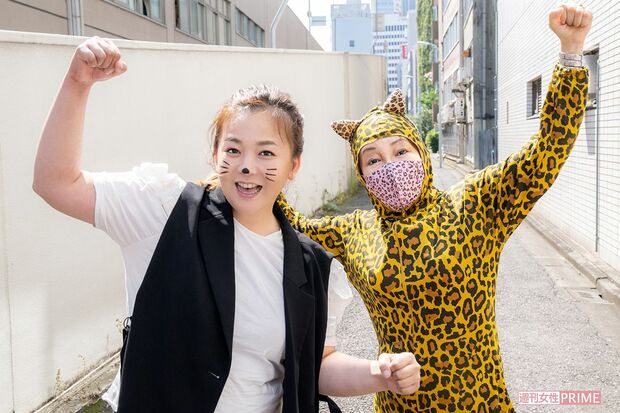 ヒョウ対ネコの対決！　鳴き声が天に轟くかのよう……