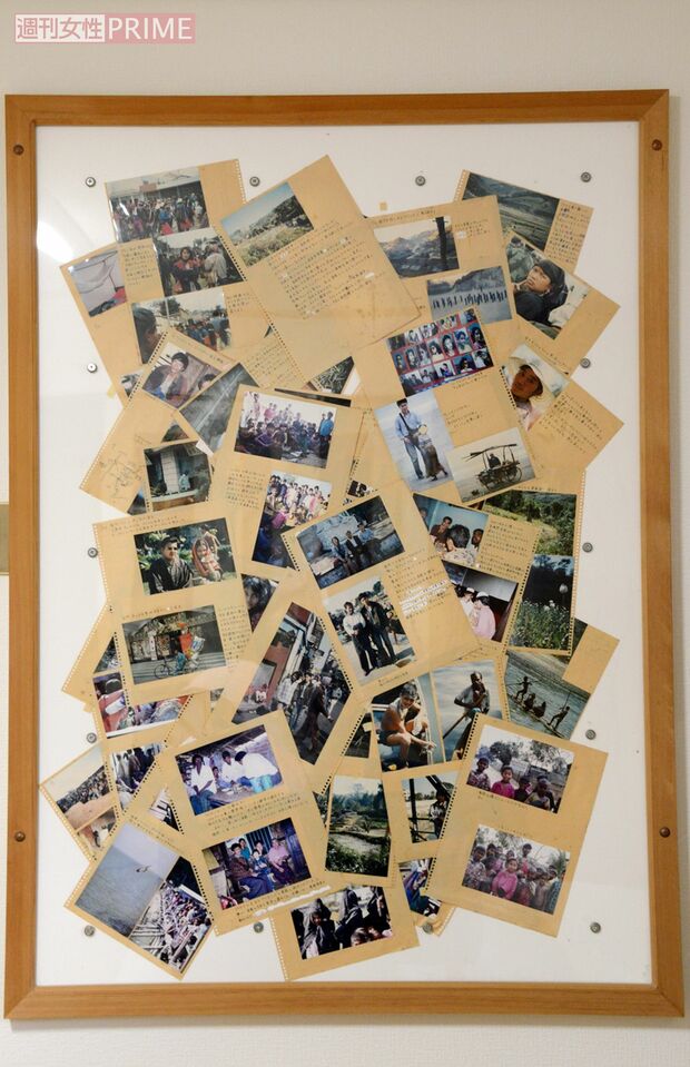 紀子さんが旅先で撮影した写真が飾られた額縁。時間の経過とともに、写真がずれ落ちている