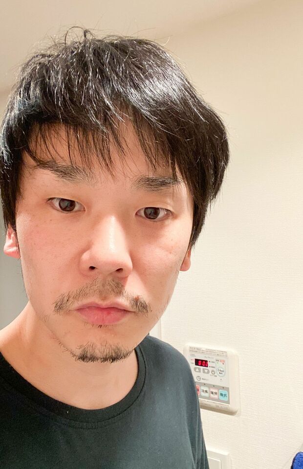 濱家隆一 （かまいたち）　公式Twitterより