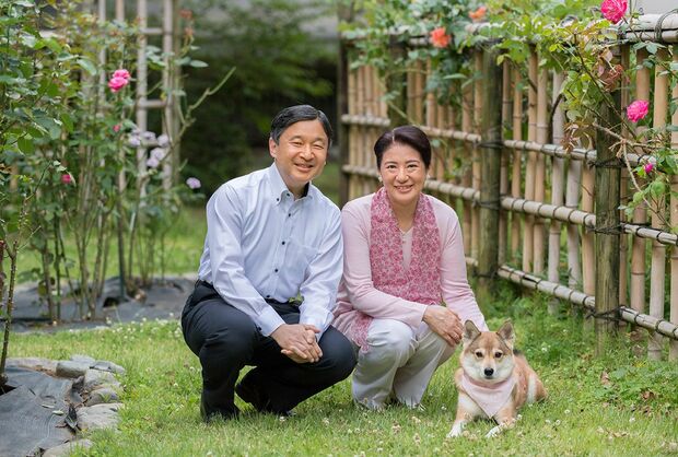 写真／宮内庁東宮御所のバラが咲くお庭で愛犬の由莉と