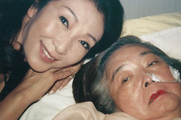 '04～'05年ごろ、自宅ベッドで母と。母の首に手をかける夢を見たこともあったが、最期は母も穏やかに