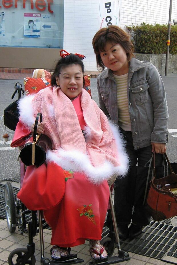 「20歳まで生きられるかどうか」と言われていた宇賀智子さんと。成人の記念に着物を着て、和泉さんも一緒に車イスで街を回った