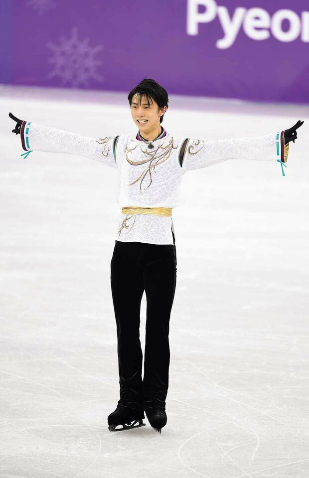 2018年ピョンチャン・羽生結弦（フィギュアスケート）右足関節外側靭帯損傷から十分に回復できないまま出場した羽生。「痛み止めなしには3回転も跳べなかった」という状態ながらショートは首位。フリーでは痛みのためミスも出たがなんとかリカバリーして2大会連続の金メダル。実に66年ぶりの快挙だった。帰国後の4月には故郷の仙台で祝賀パレードを開催、10万を超える観衆が集まった。7月には安倍晋三首相（当時）から史上最年少（個人）の国民栄誉賞を授与された。両手を広げて足を踏み鳴らすフリー『SEIMEI』のフィニッシュはイリア・マリニンも憧れた所作　写真/JMPA