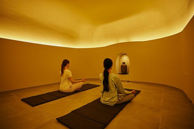 鴨川の左岸をテーマに造られたメディテーションルーム。奥には水琴窟が設置されている