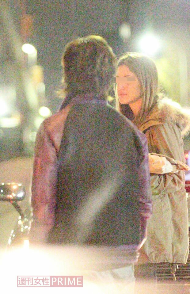 2011年1月、都内でブロンドヘアの白人女性と食事を楽しんだ山下智久