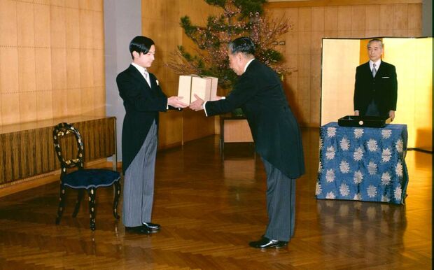天皇陛下の“冠を賜うの儀”(1980年2月23日)写真/宮内庁