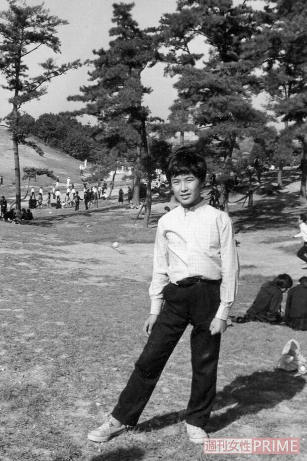 愛知県豊橋市出身。小学生時代は合唱部に所属し、出場した子どもののど自慢番組『どんぐり音楽会』で優勝する