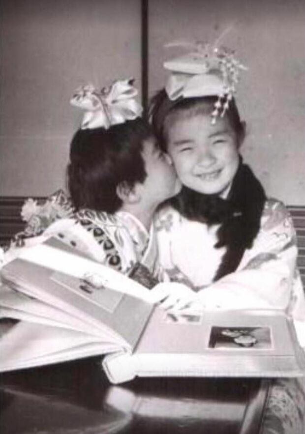 ほっぺにチューでもわかるよう、入江さんと泰子さんは、幼いころからそれは仲のいい姉妹だった。写真は入江さん7歳（写真右）、泰子さん5歳の七五三のとき