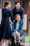 2024年10月、ドラマ『わたしの宝物』お宮参りのシーンを撮影する、松本若菜と田中圭らキャスト陣