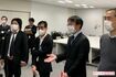 ネットカフェ難民救済のため、東京都へ申し入れをした『つくろい東京ファンド』のほか、支援団体の人たち