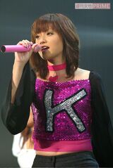 シークレットライブで歌声を披露する深田恭子（'02年10月）