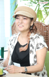 「すべてがたまたまでした」と、笑顔で当時を振り返る石井明美（撮影／近藤陽介）