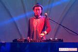 いしだ壱成。京都府内のクラブでは、メガネをかけてDJプレーに臨んだ