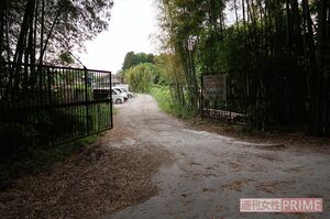 職員通用口はわかりにくい場所にあるが……