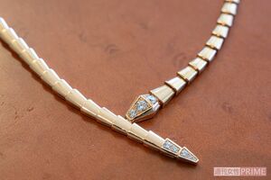 金とダイヤのネックレス、蛇モチーフのブルガリのネックレスはゴールドで、目はダイヤモンド。強いものを身に着けると邪気から身を守れる（撮影／渡邉智裕）