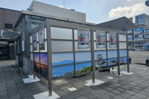 和歌山市駅前の喫煙所。市の取り組みをPRする掲示板を設置（和歌山市HPより）。