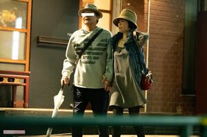 大胆“路チュー”と“恋人つなぎ”で夜の街を行く飯島直子の夫・O氏と平塚真由。関係の深さがにじみ出ていた