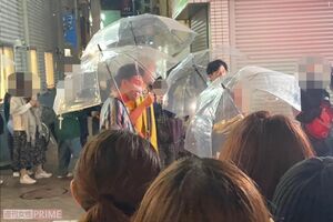 新しい地図のロケを一目見ようと殺到する人たち