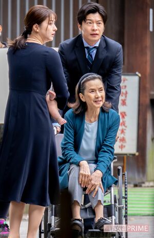 2024年10月、ドラマ『わたしの宝物』お宮参りのシーンを撮影する、松本若菜と田中圭らキャスト陣