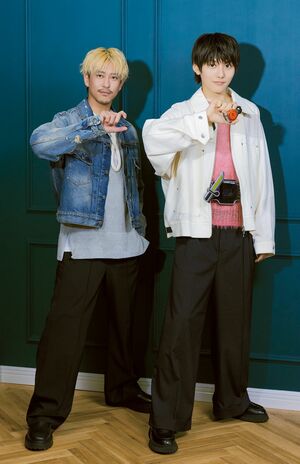 佐野岳さんが主演した『仮面ライダー鎧武/ガイム』の変身ポーズで記念ショット。撮影／booro