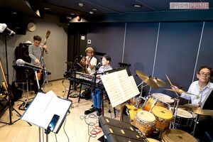 20年以上を共に過ごしてきた、バンドメンバーとの演奏。中央でピアノを弾くのが木下