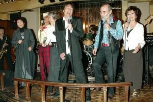 ミッキー・カーチスらロカビリー3人男が3人娘と熱唱（'05年）