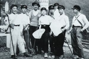 奥多摩に採集に出かけた際に撮影。右から４人目が中学１年の垣添さん。桐朋学園では生物部へ入部。中学高校の6年間、特待生だった