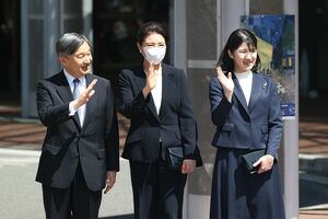 福島での天皇ご一家。初日は、献花も配慮されたのか、紺色のセットアップで落ち着いたスタイルの愛子さま