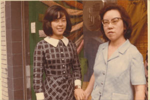 文化学院時代、銀座トリヰの前で母と