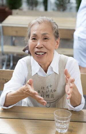 若いころは美容師として働いていたという山田さん（仮名）は、「お客さんと話すのは楽しい。喜んでくれると頑張れる。まだまだ働けるわよ（笑）」撮影／渡邉智裕